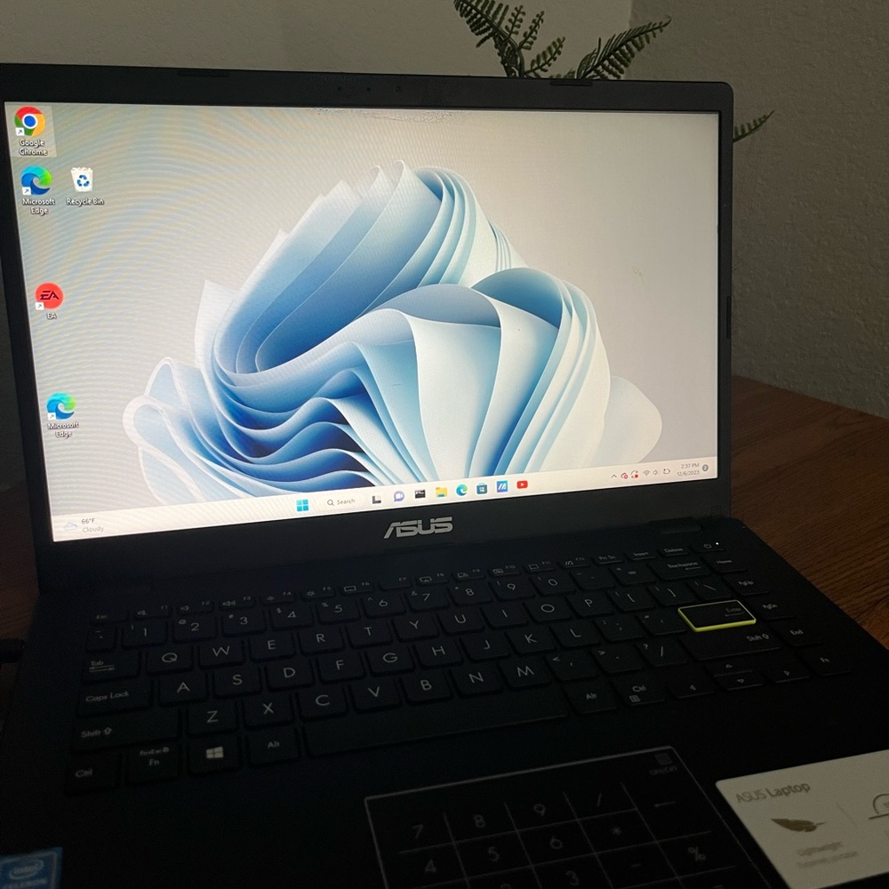 ASUS 14" FHD Laptop - Intel Processor
4GB RAM 64GB Flash Storage -Windows- Black